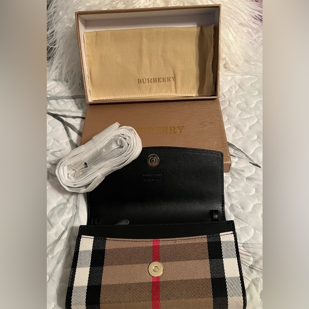 NEW Burberry Black Henley
Check Leather Wallet On Chain
Clutch Crossbody Bag